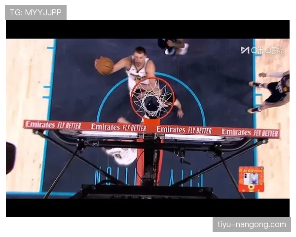 布克挡拆吸引防守比上季更高效拉开空档