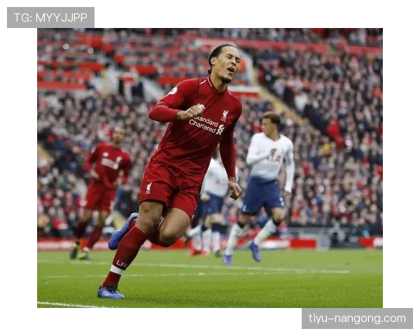 范迪克今天穿得也太日常了，感觉差点认不出这是英超巨星？